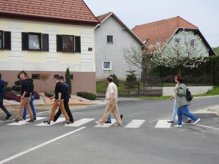 Pohod po novozgrajenih pločnikih 44